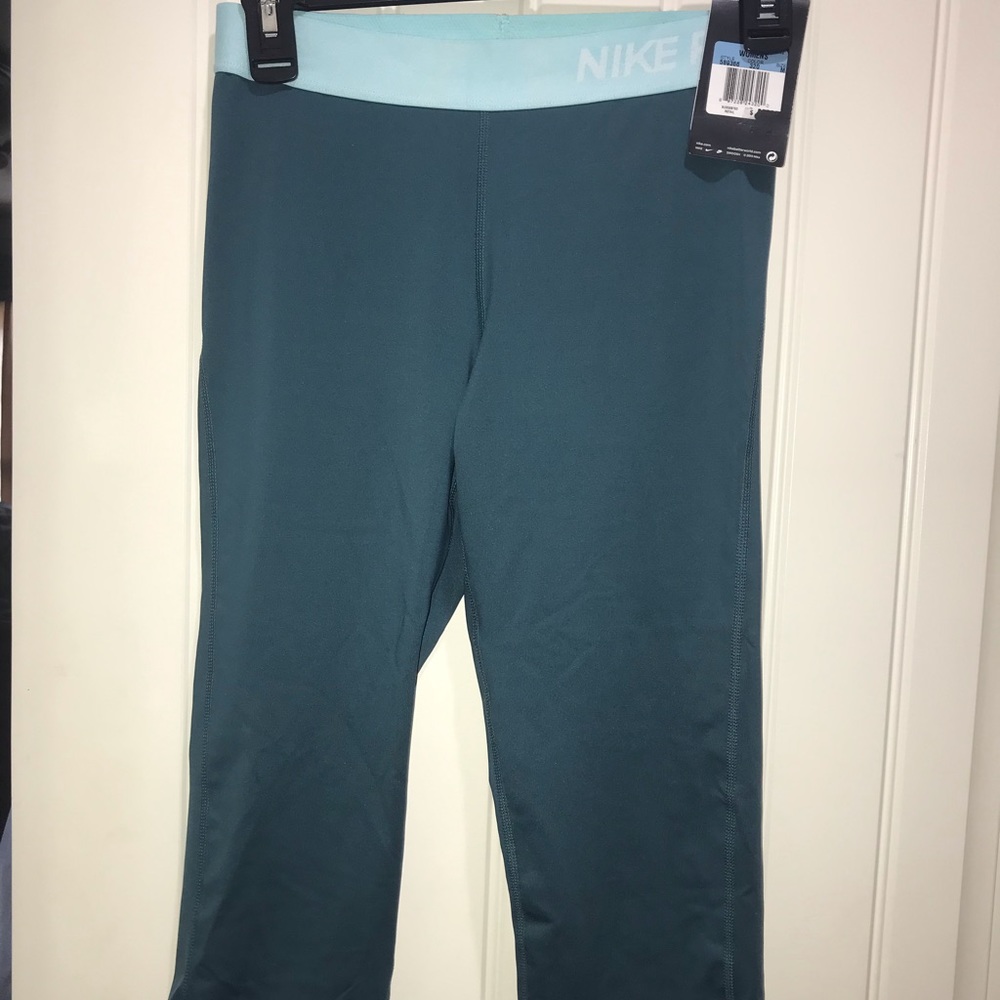Nike Pro Women’s Crop Capri Leggings Size M